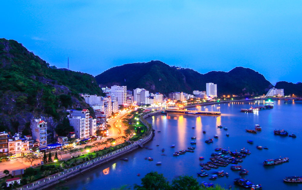 Catba Sea View Hotel, tọa lạc ngay trên con đường ven biển sầm uất nhất thị trấn Cát Bà.