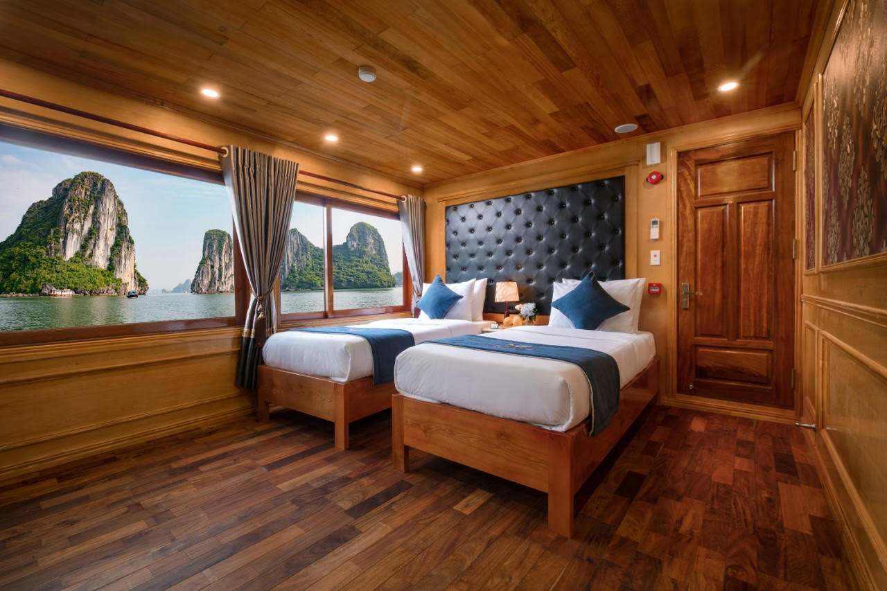 Một cabin của tàu ngủ đêm trên vịnh Lan Hạ với cửa sổ panorama.