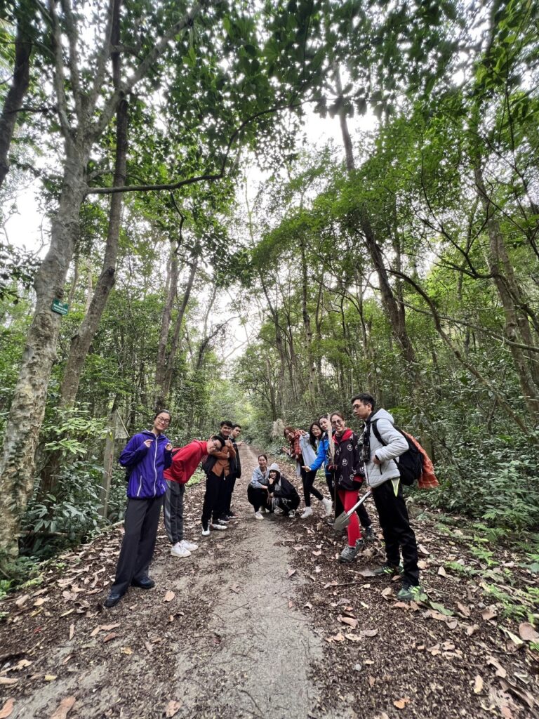 Trekking xuyên rừng bắt đầu. Hãy giữ nhịp thở thật đều và luôn đi cùng bên nhau.