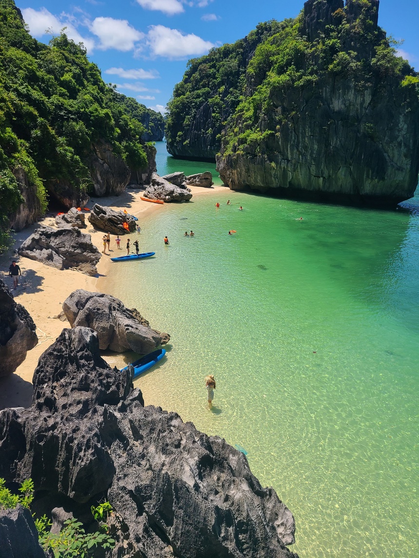 Những bãi tắm nguyên sơ chờ đón du khách.