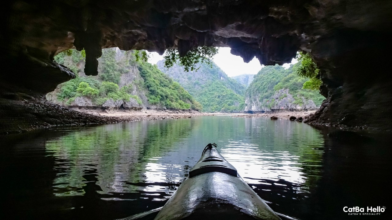 Hang Sáng - Tối nơi ta chạm gần nhất vào biển khơi, núi đá, mây trời Lan Hạ.