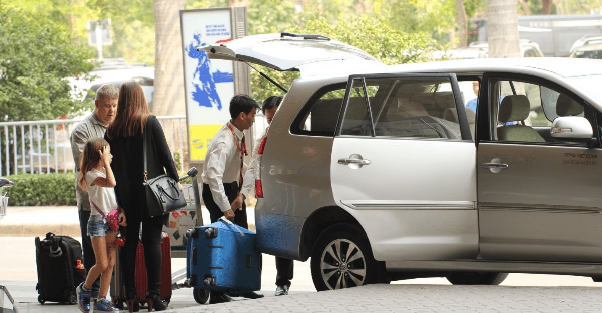 Hanoi Airport pick up and see off service with 7seat car