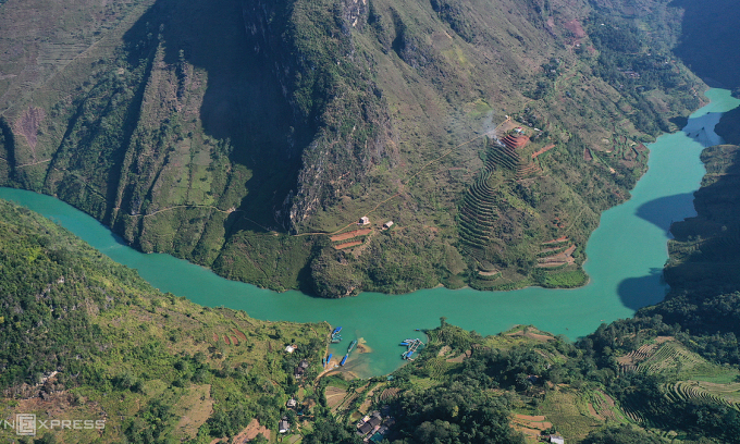 Boat ride is available on the emerald Nho Que River at the foot of Ma Pi Leng Pass in Ha Giang Province. Photo by VnExpress/Ngoc Thanh